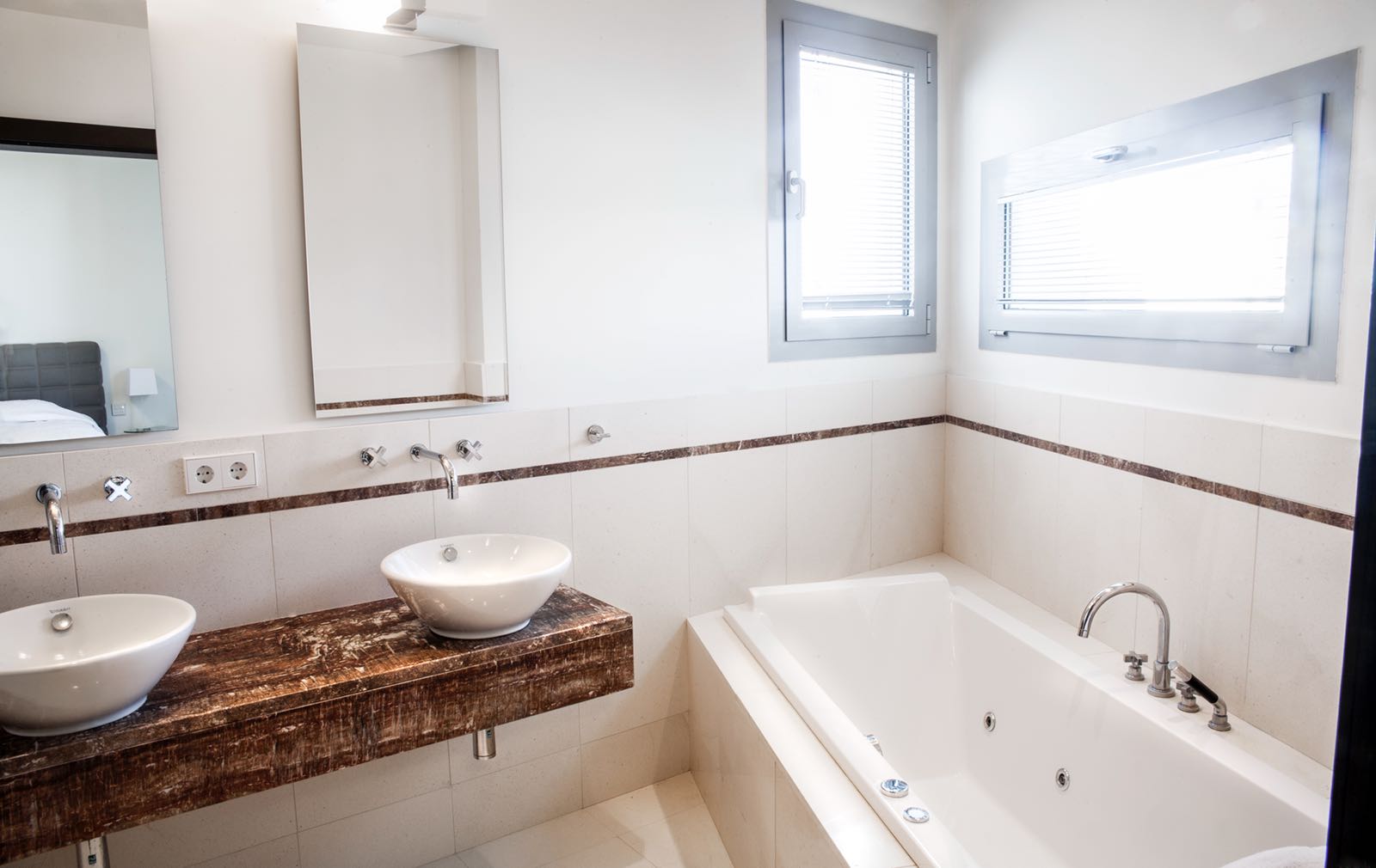 Moderna y exclusiva casa en alquiler en Sierra Blanca con vistas al mar y doble seguridad