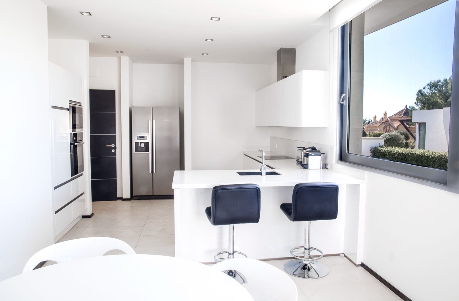 Moderna y exclusiva casa en alquiler en Sierra Blanca con vistas al mar y doble seguridad