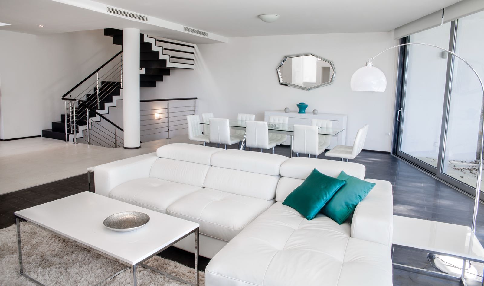 Moderna y exclusiva casa en alquiler en Sierra Blanca con vistas al mar y doble seguridad