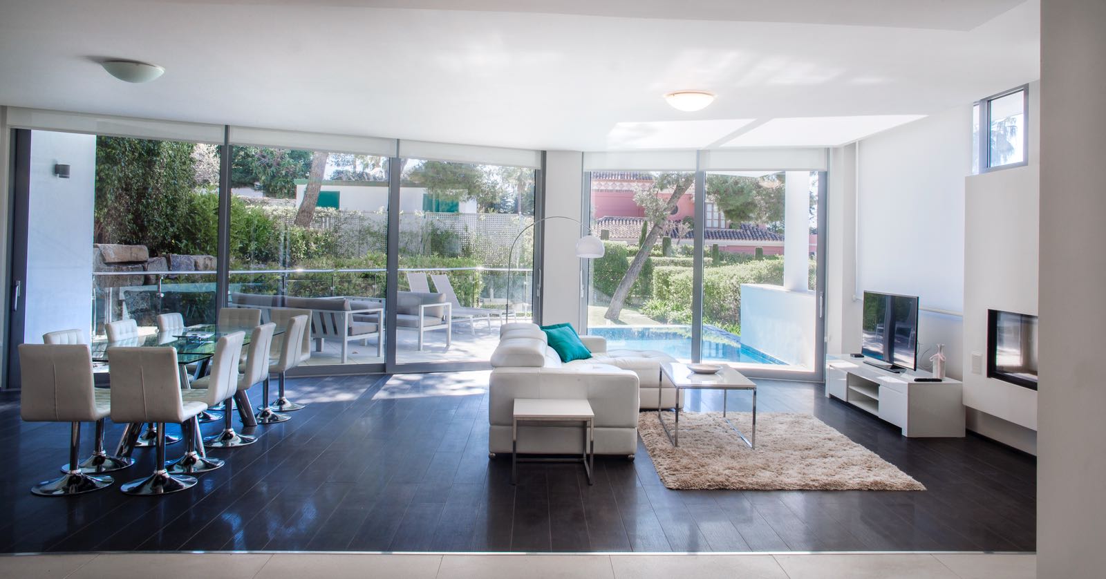 Moderna y exclusiva casa en alquiler en Sierra Blanca con vistas al mar y doble seguridad