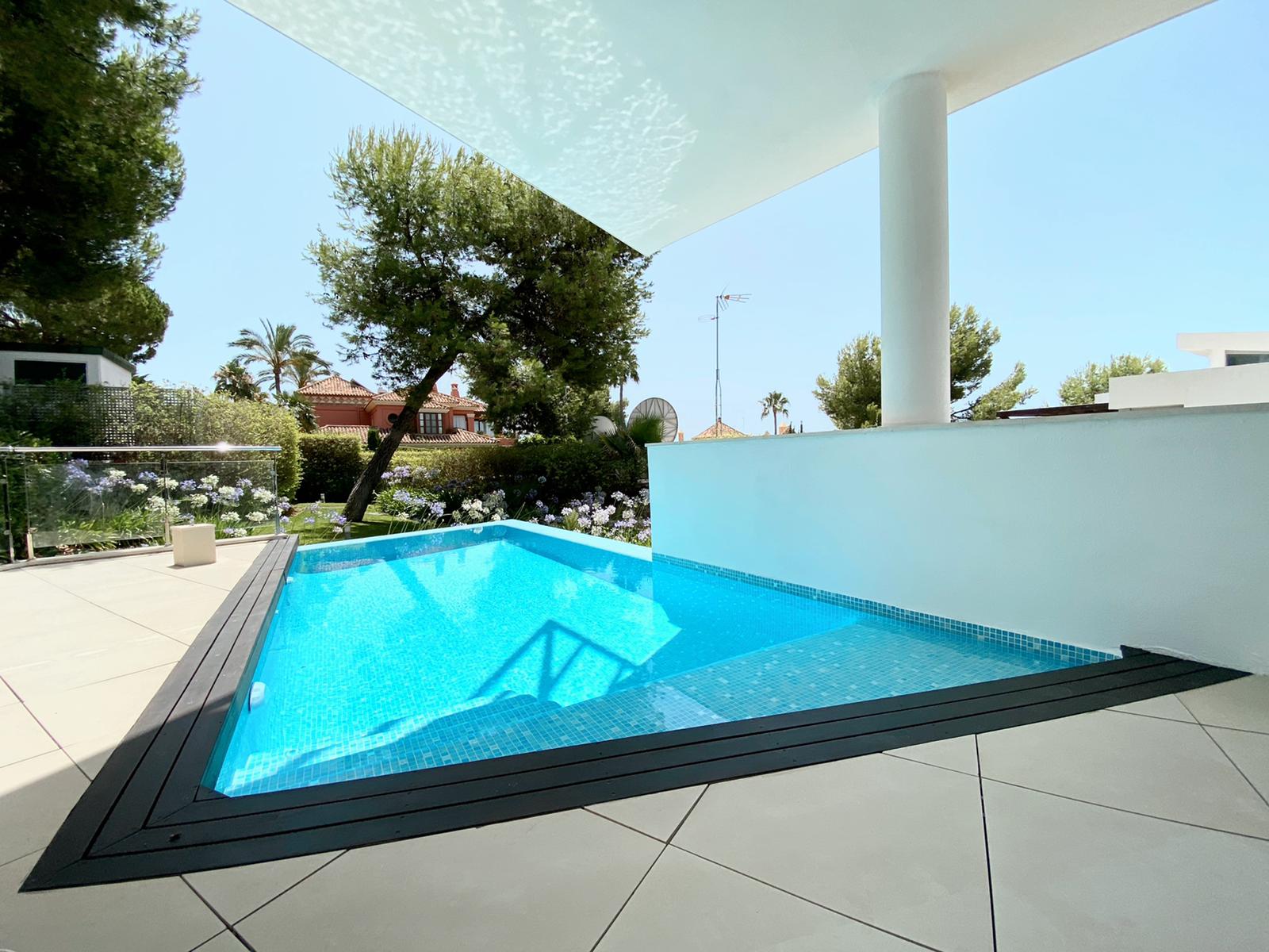 Moderna y exclusiva casa en alquiler en Sierra Blanca con vistas al mar y doble seguridad