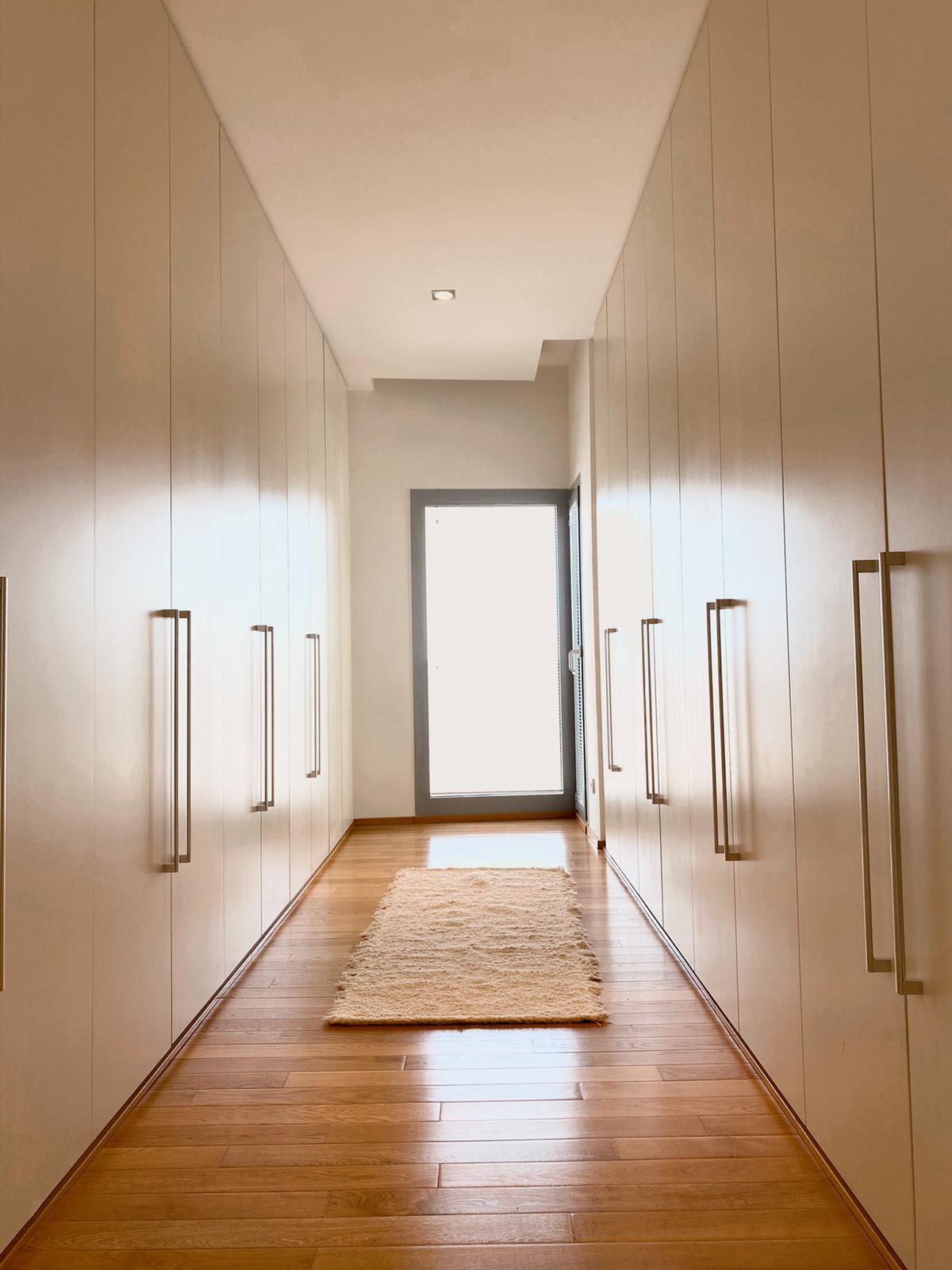 Moderna y exclusiva casa en alquiler en Sierra Blanca con vistas al mar y doble seguridad