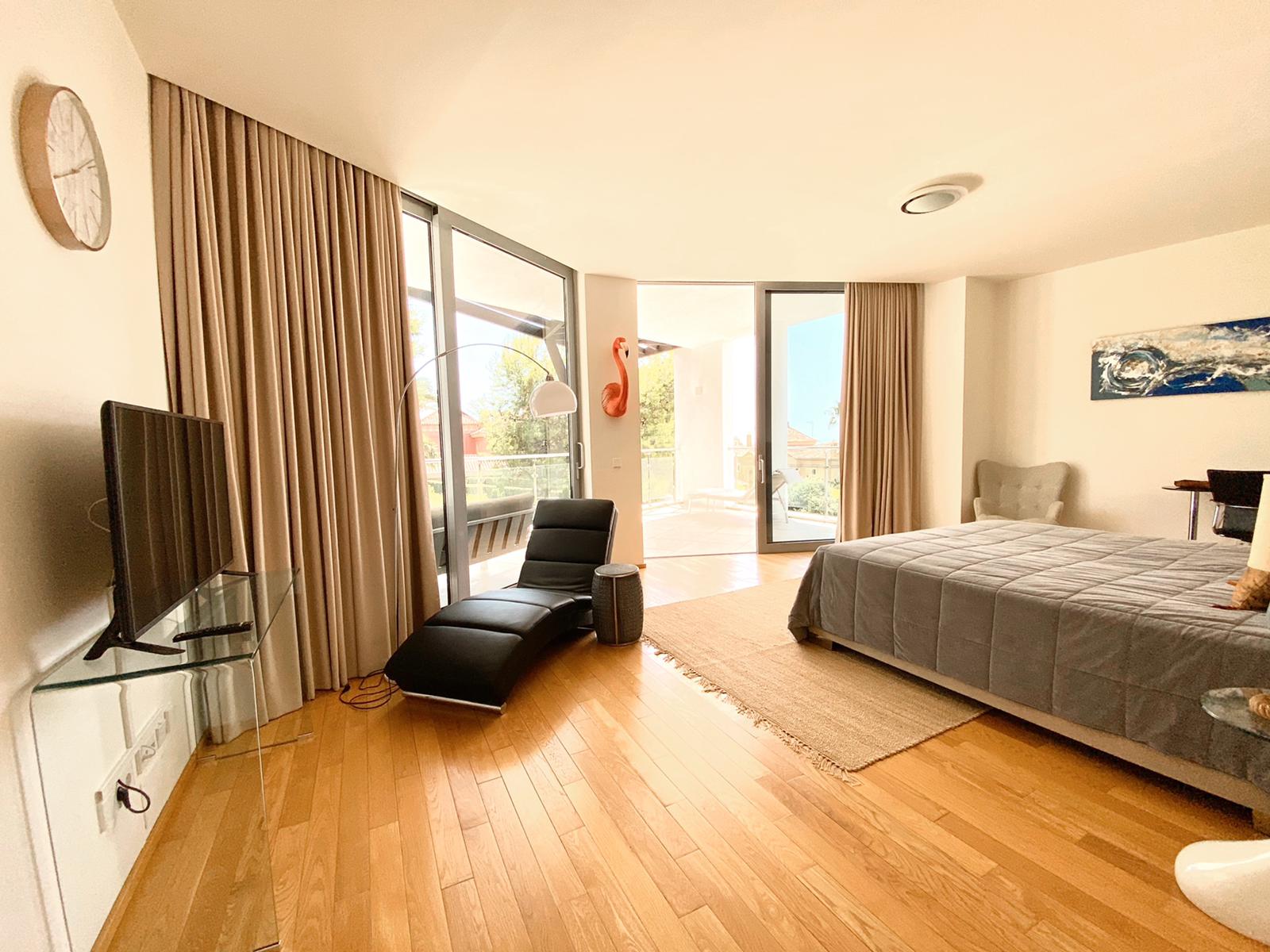 Moderna y exclusiva casa en alquiler en Sierra Blanca con vistas al mar y doble seguridad