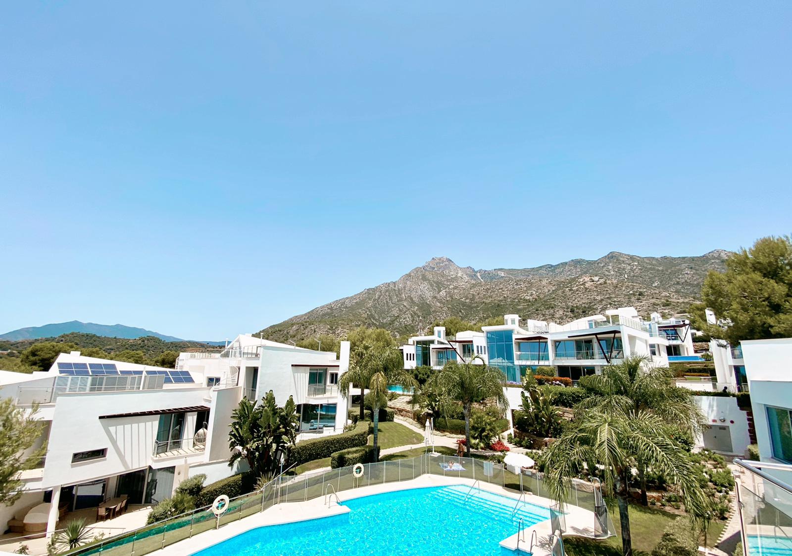Moderna y exclusiva casa en alquiler en Sierra Blanca con vistas al mar y doble seguridad