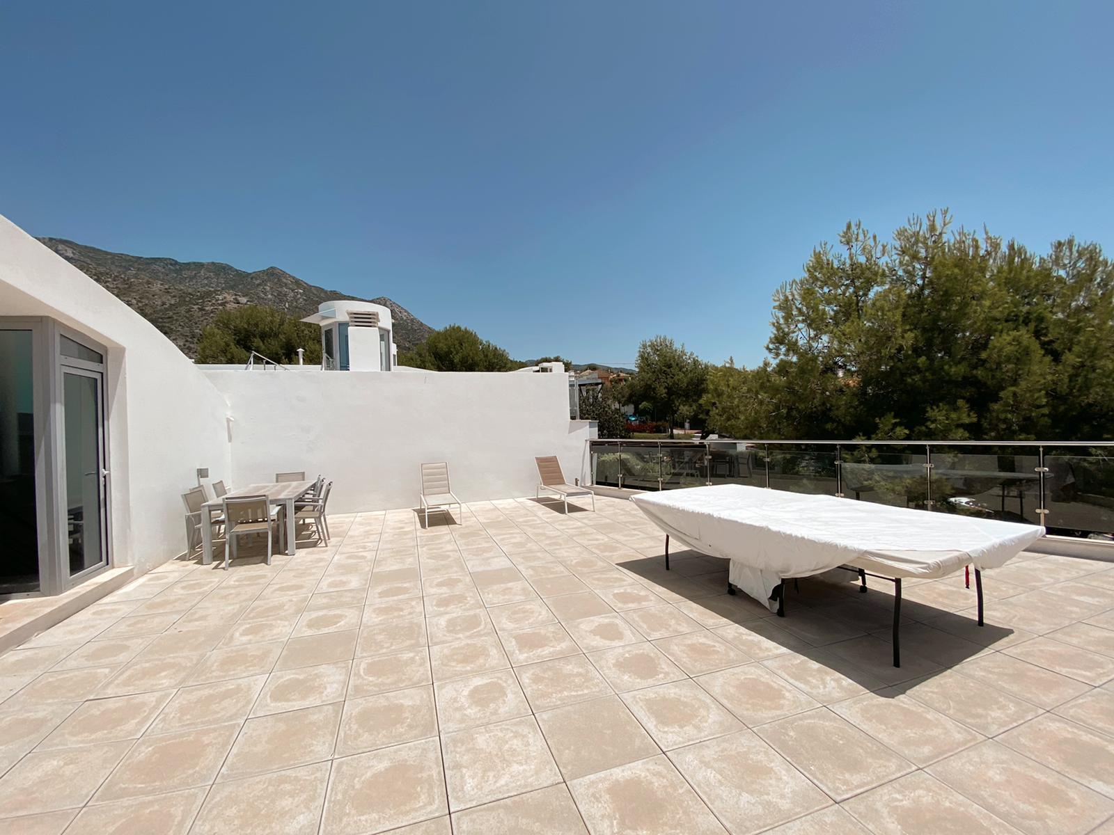 Moderna y exclusiva casa en alquiler en Sierra Blanca con vistas al mar y doble seguridad
