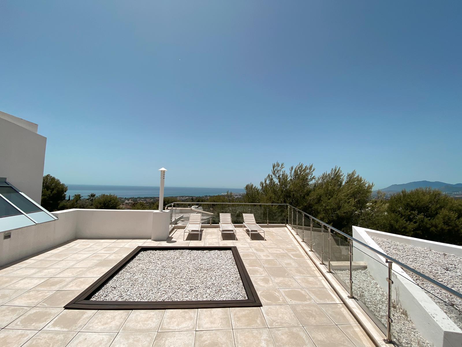 Moderna y exclusiva casa en alquiler en Sierra Blanca con vistas al mar y doble seguridad