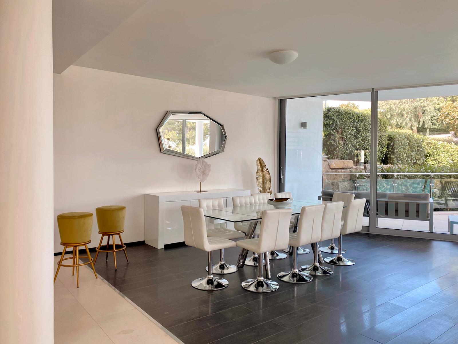 Moderna y exclusiva casa en alquiler en Sierra Blanca con vistas al mar y doble seguridad