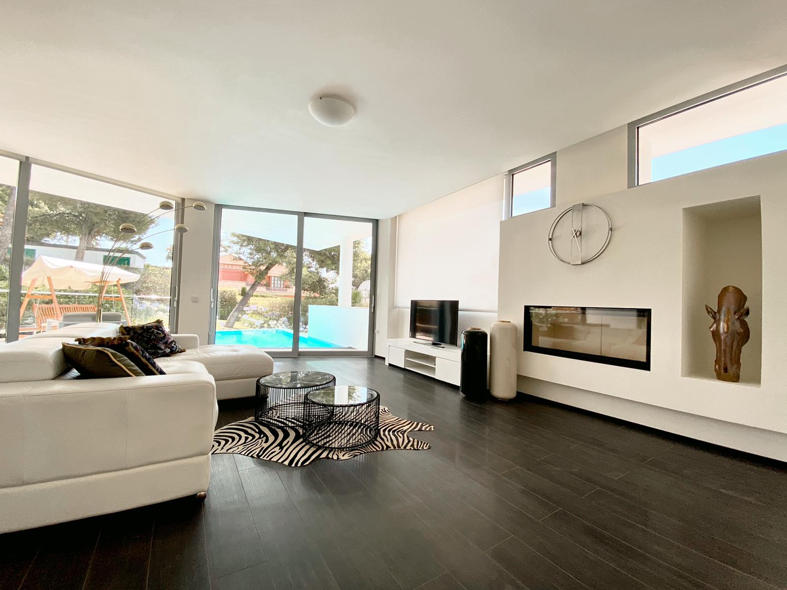 Moderna y exclusiva casa en alquiler en Sierra Blanca con vistas al mar y doble seguridad