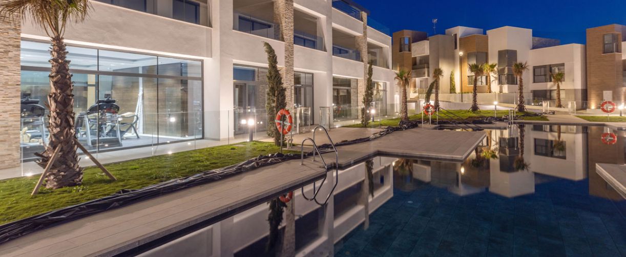 A.H 1 - Ático dúplex a estrenar con solárium, vista al mar y al campo de golf de Cabopino