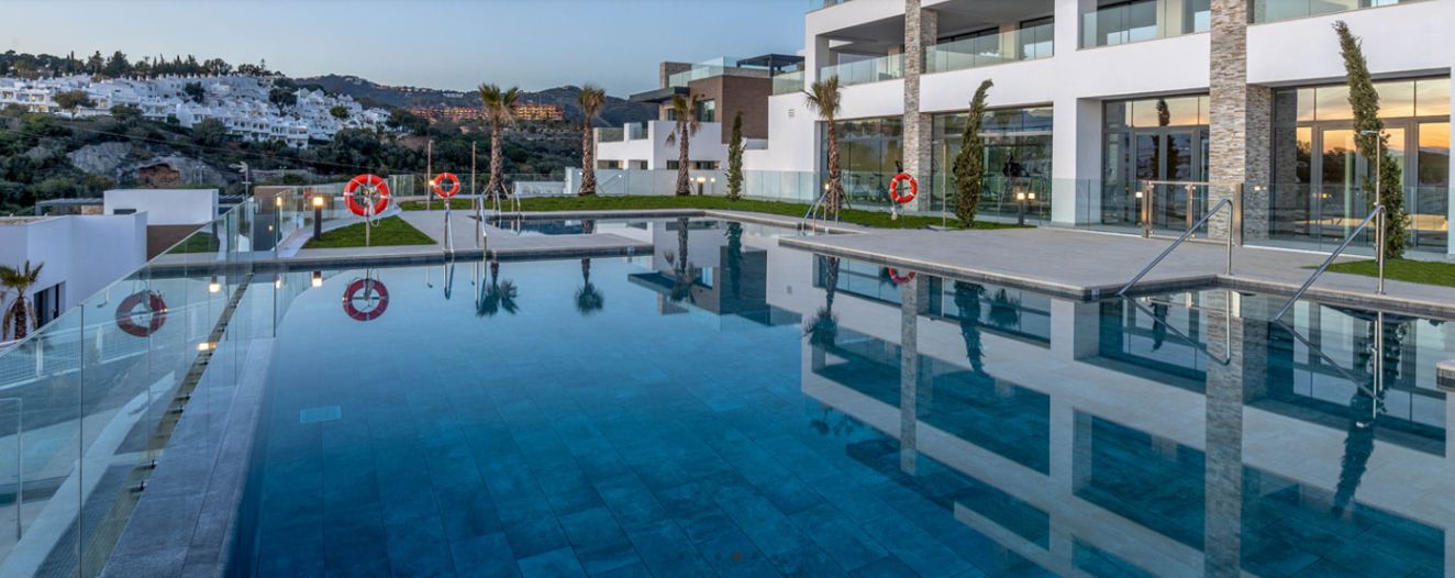 Ático dúplex a estrenar con solárium, vista al mar y al campo de golf de Cabopino