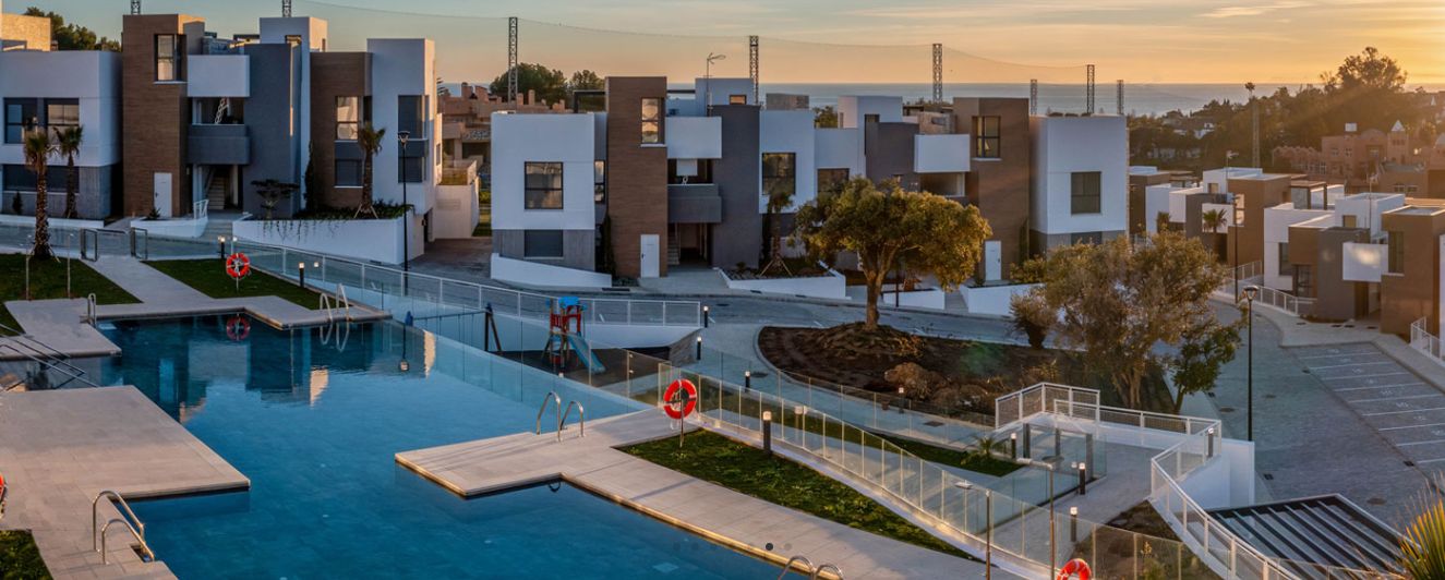 Ático dúplex a estrenar con solárium, vista al mar y al campo de golf de Cabopino