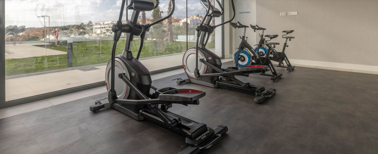 Ático dúplex a estrenar con solárium, vista al mar y al campo de golf de Cabopino