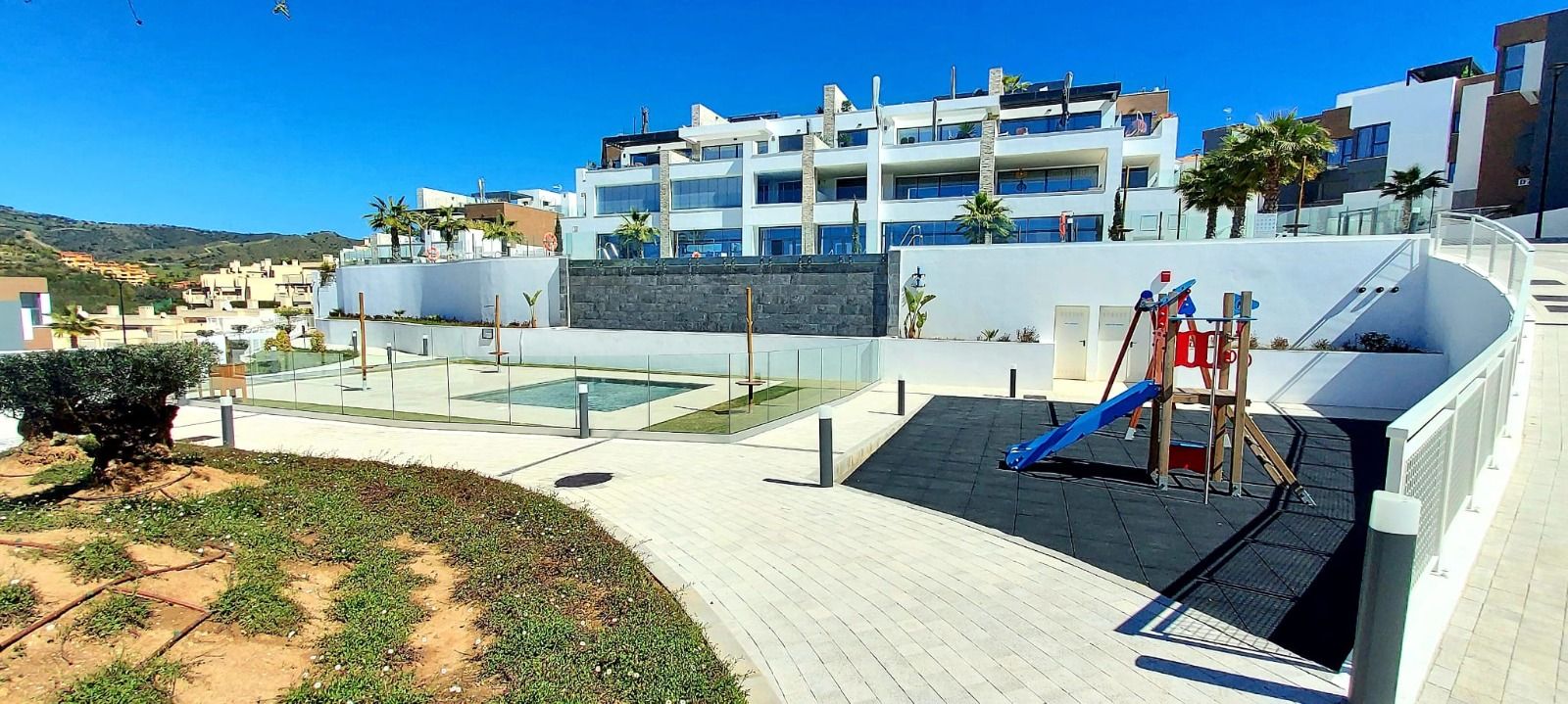 Ático dúplex a estrenar con solárium, vista al mar y al campo de golf de Cabopino