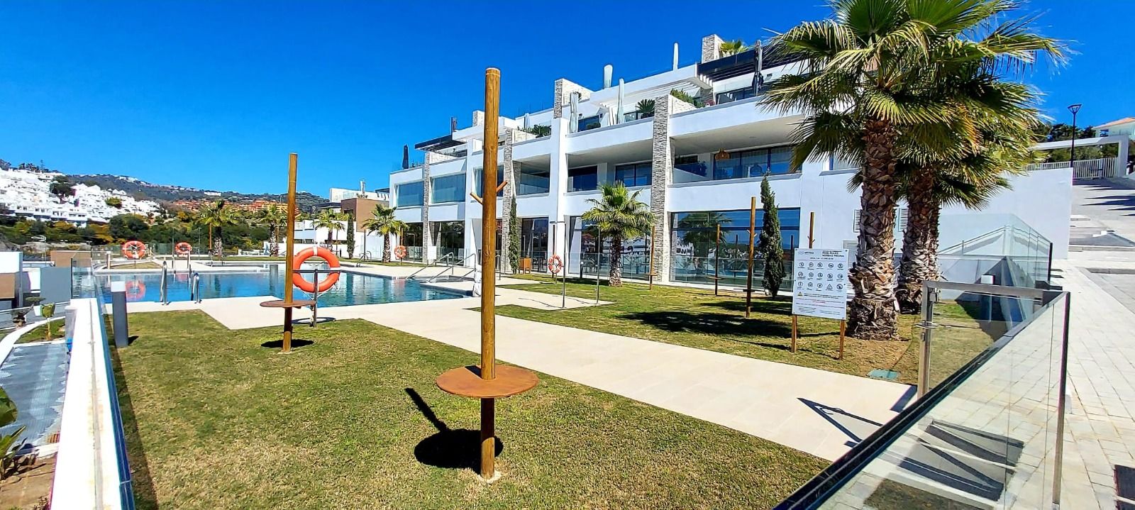 Ático dúplex a estrenar con solárium, vista al mar y al campo de golf de Cabopino