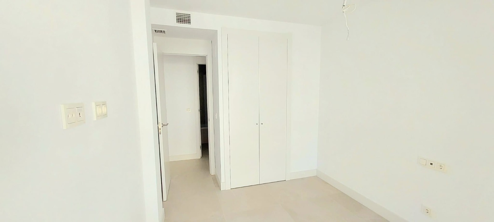Ático dúplex a estrenar con solárium, vista al mar y al campo de golf de Cabopino