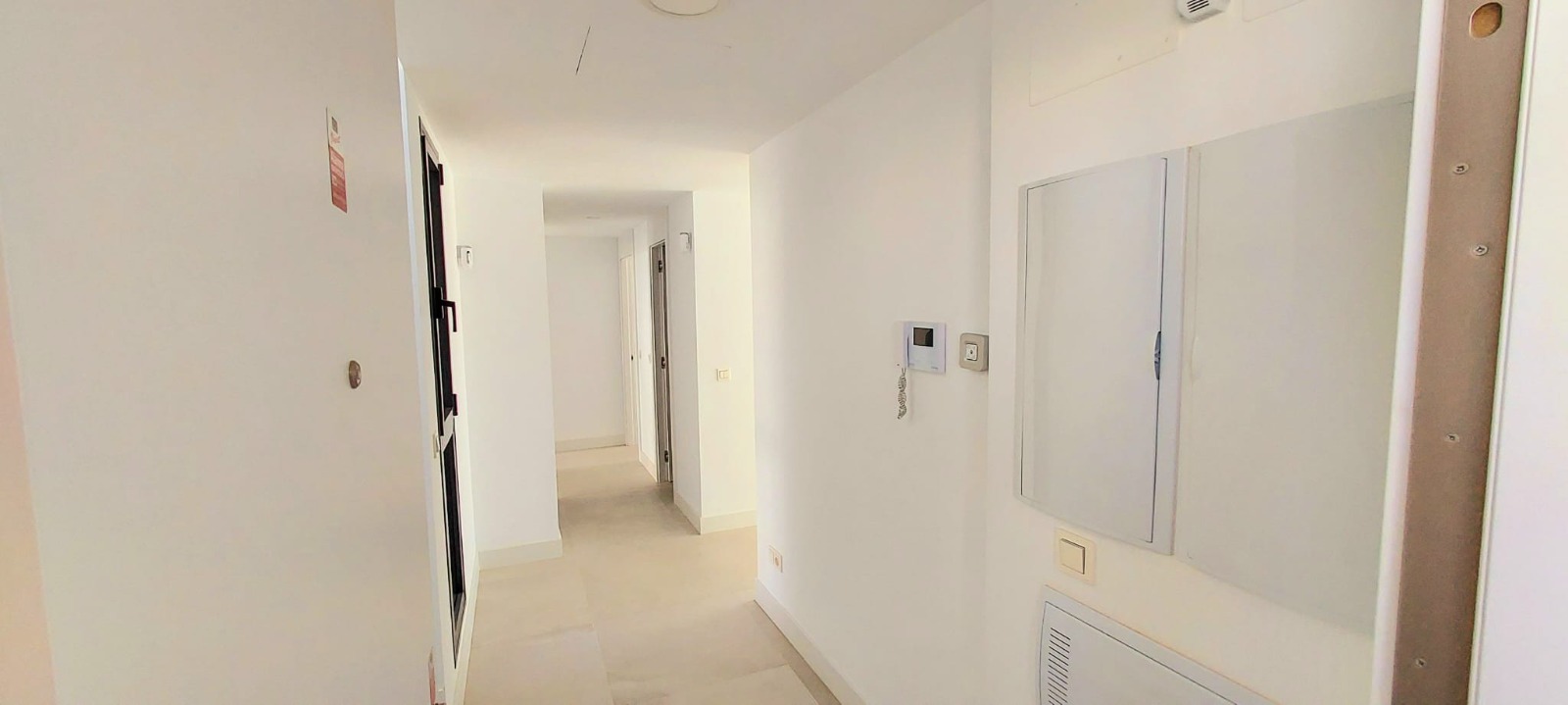 Ático dúplex a estrenar con solárium, vista al mar y al campo de golf de Cabopino
