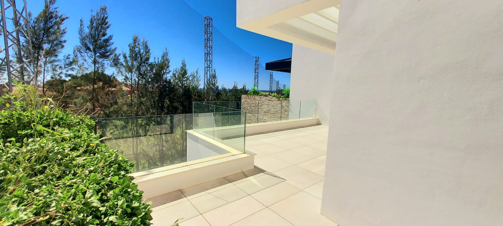 Ático dúplex a estrenar con solárium, vista al mar y al campo de golf de Cabopino