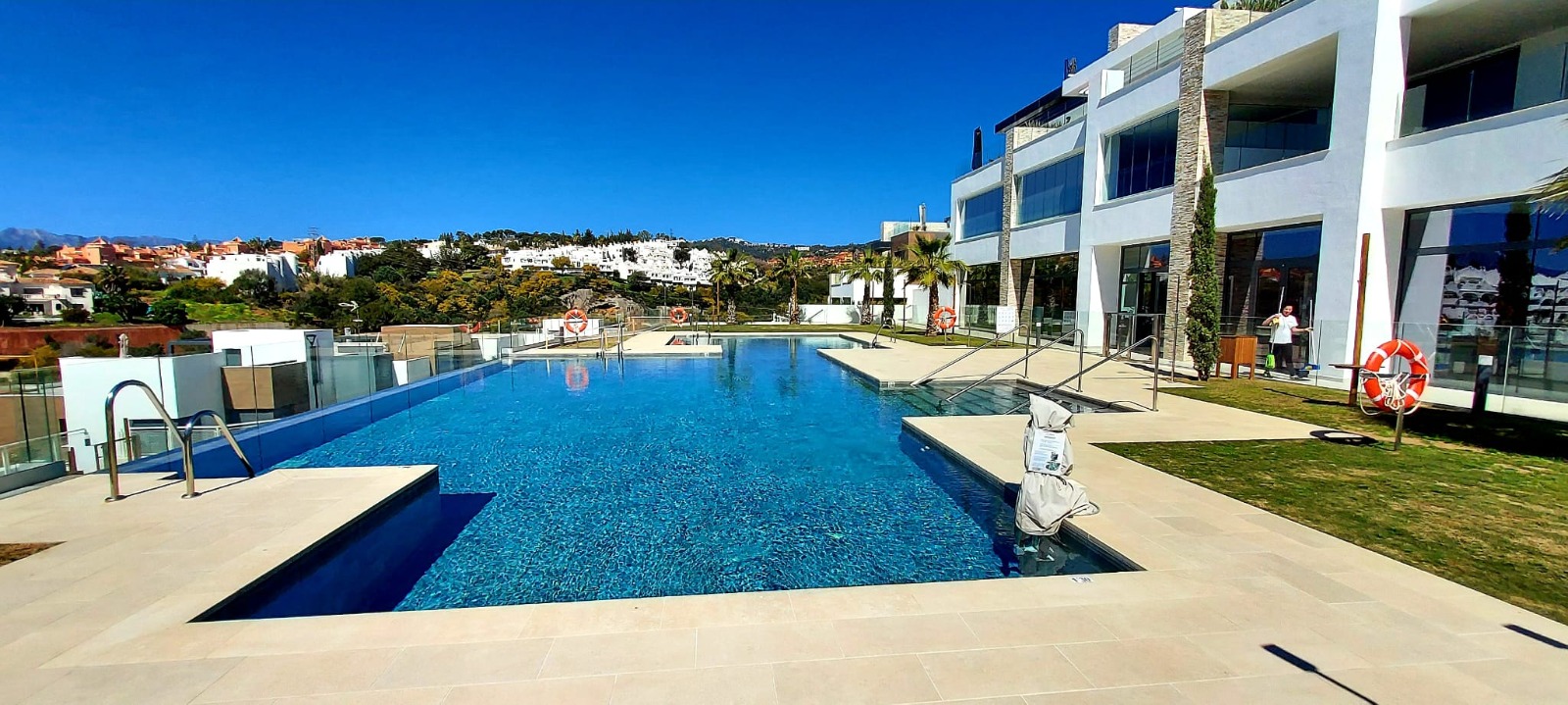 Ático dúplex a estrenar con solárium, vista al mar y al campo de golf de Cabopino