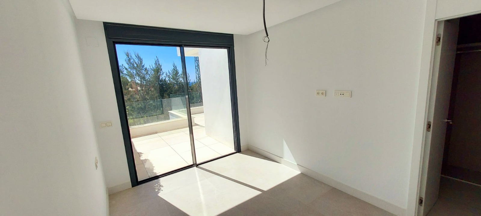 Ático dúplex a estrenar con solárium, vista al mar y al campo de golf de Cabopino