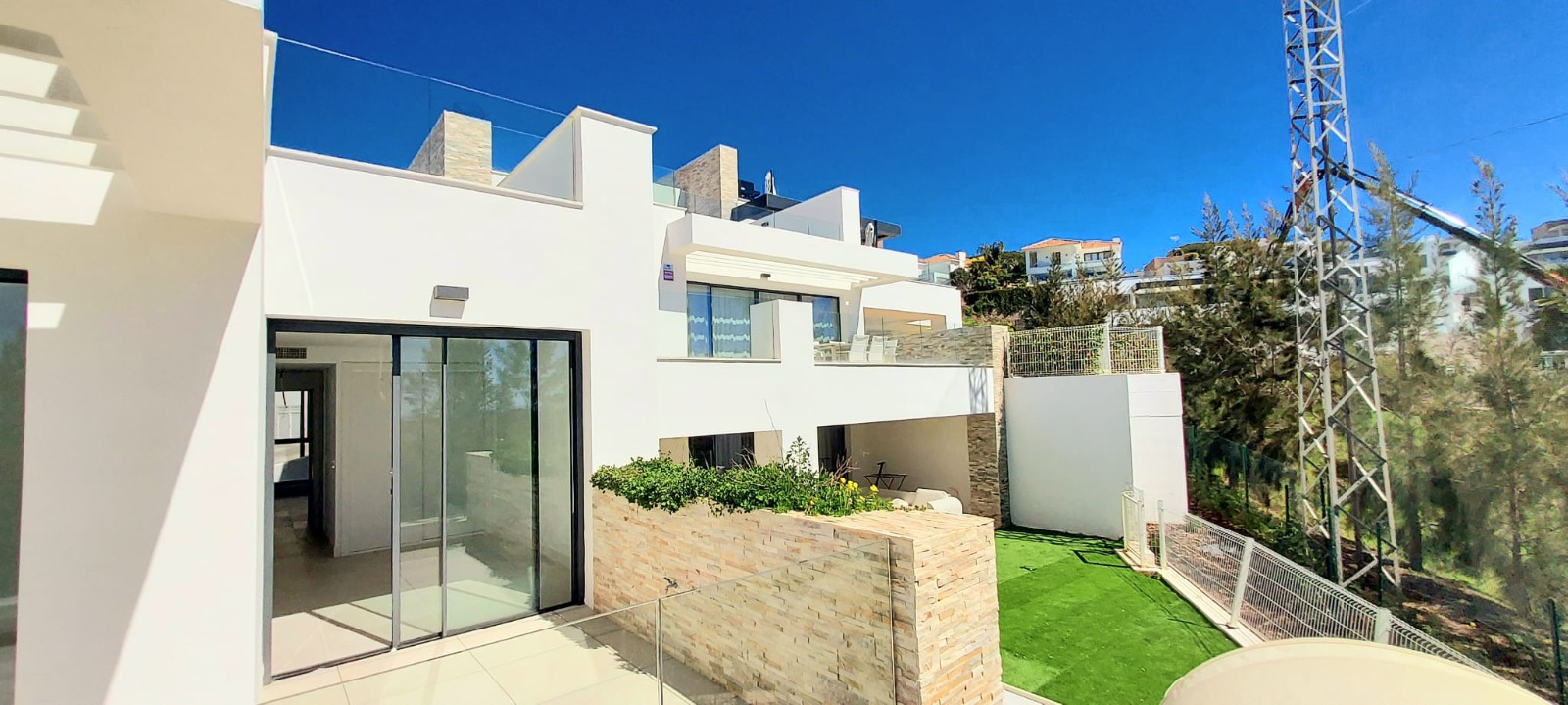 Ático dúplex a estrenar con solárium, vista al mar y al campo de golf de Cabopino