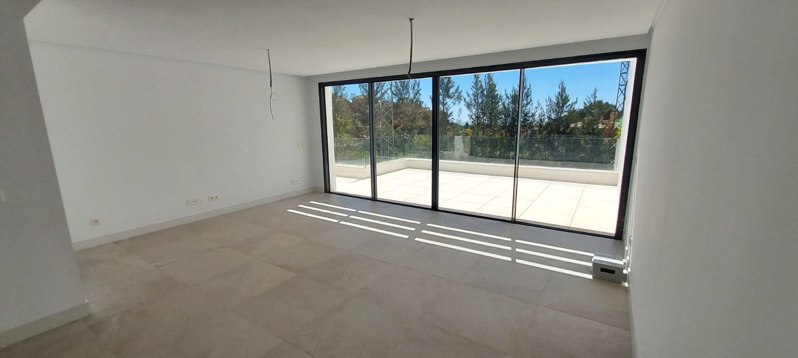 Ático dúplex a estrenar con solárium, vista al mar y al campo de golf de Cabopino