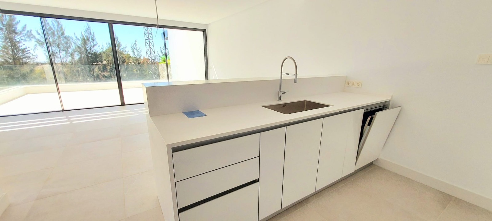 Ático dúplex a estrenar con solárium, vista al mar y al campo de golf de Cabopino