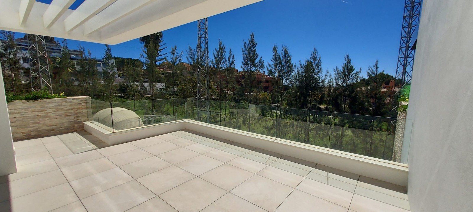 Ático dúplex a estrenar con solárium, vista al mar y al campo de golf de Cabopino