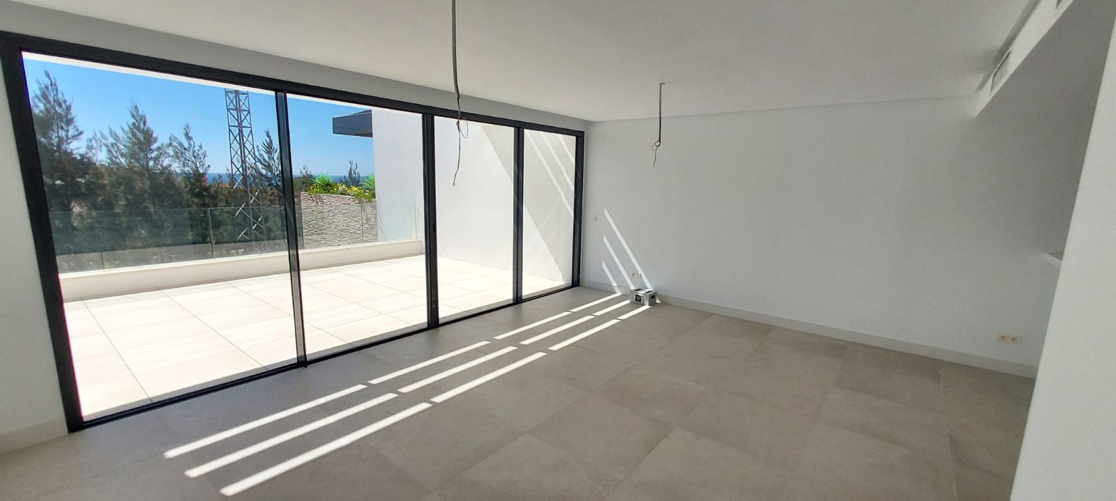 Ático dúplex a estrenar con solárium, vista al mar y al campo de golf de Cabopino