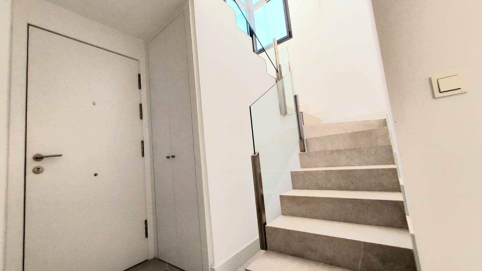 Ático dúplex a estrenar con solárium, vista al mar y al campo de golf de Cabopino