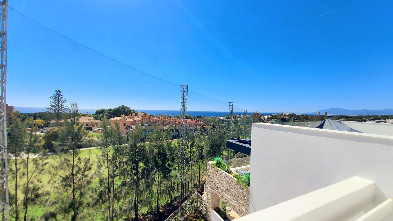 Ático dúplex a estrenar con solárium, vista al mar y al campo de golf de Cabopino