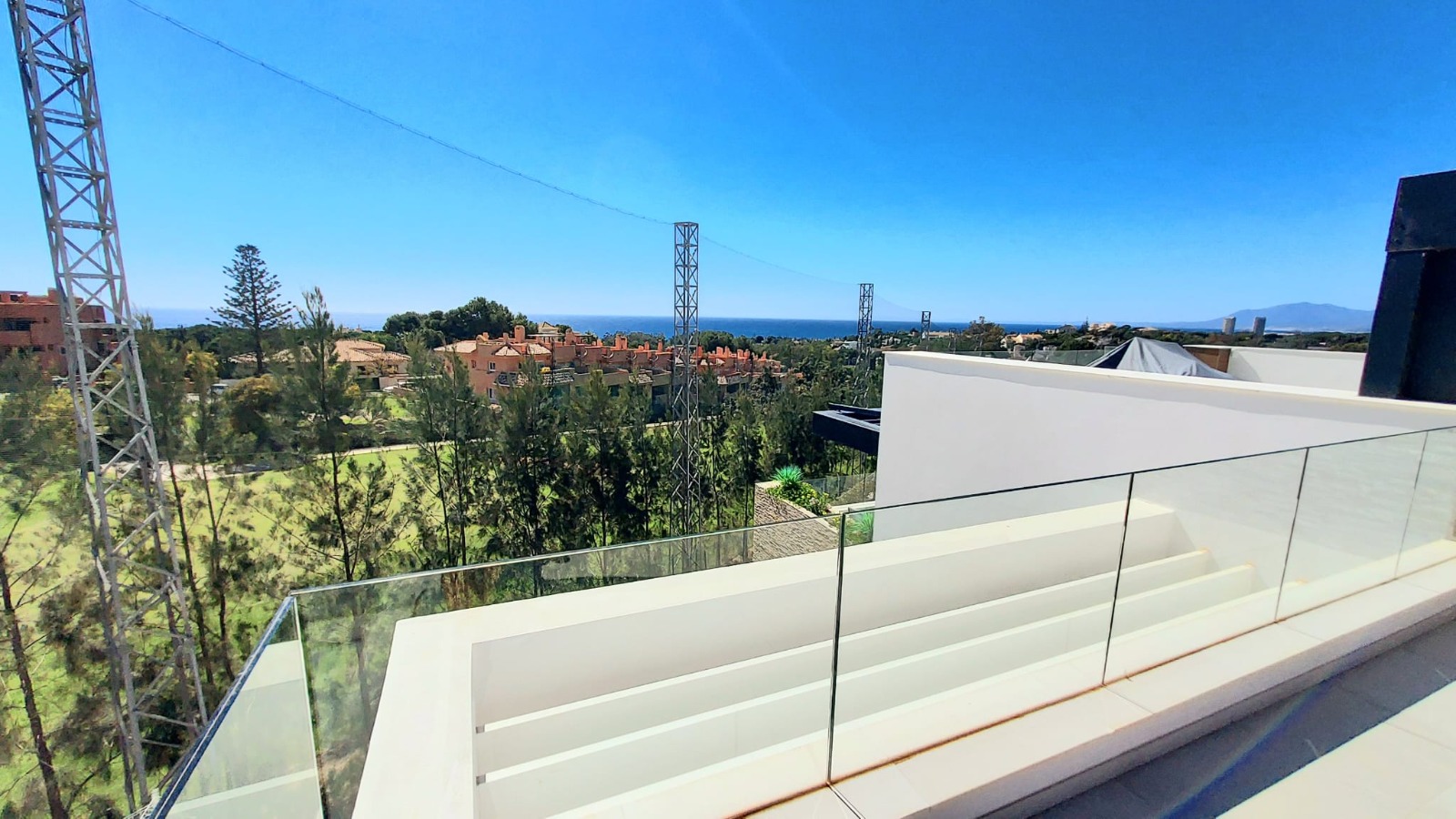 Ático dúplex a estrenar con solárium, vista al mar y al campo de golf de Cabopino