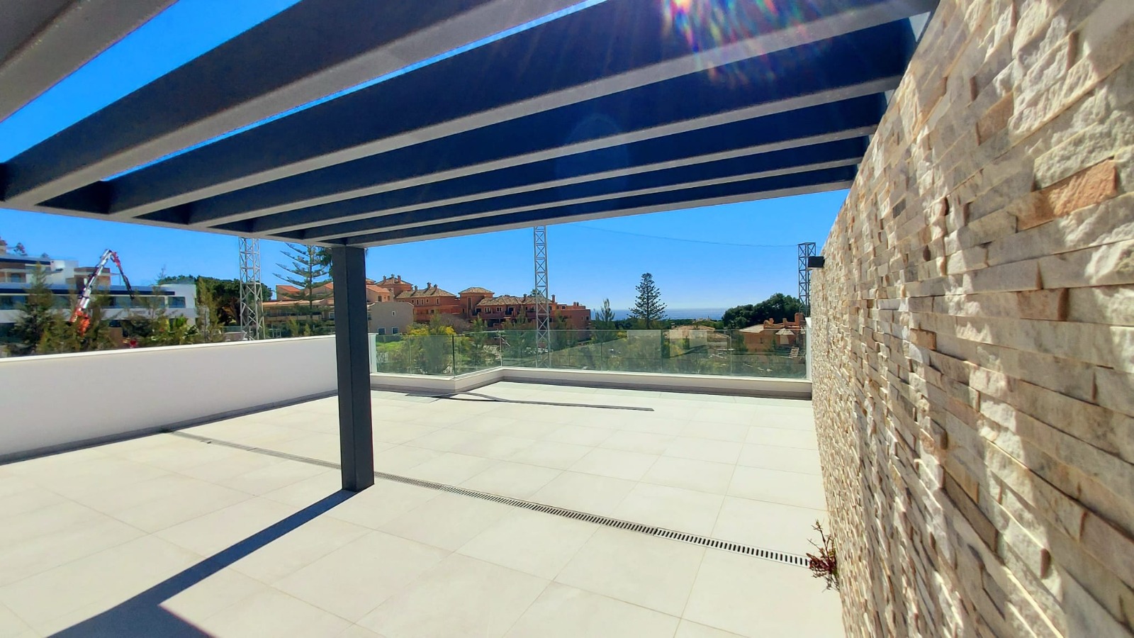 Ático dúplex a estrenar con solárium, vista al mar y al campo de golf de Cabopino