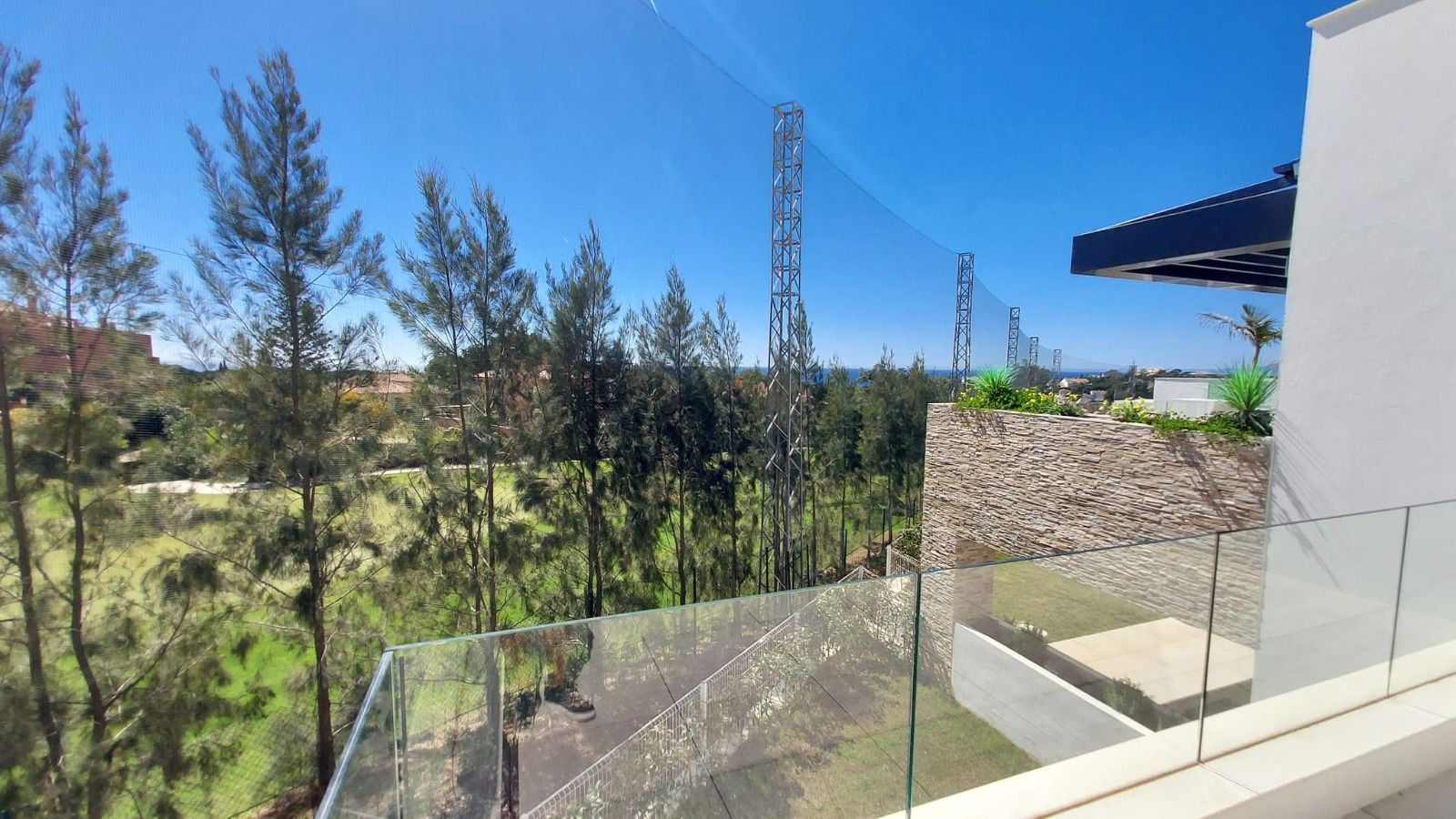 Ático dúplex a estrenar con solárium, vista al mar y al campo de golf de Cabopino