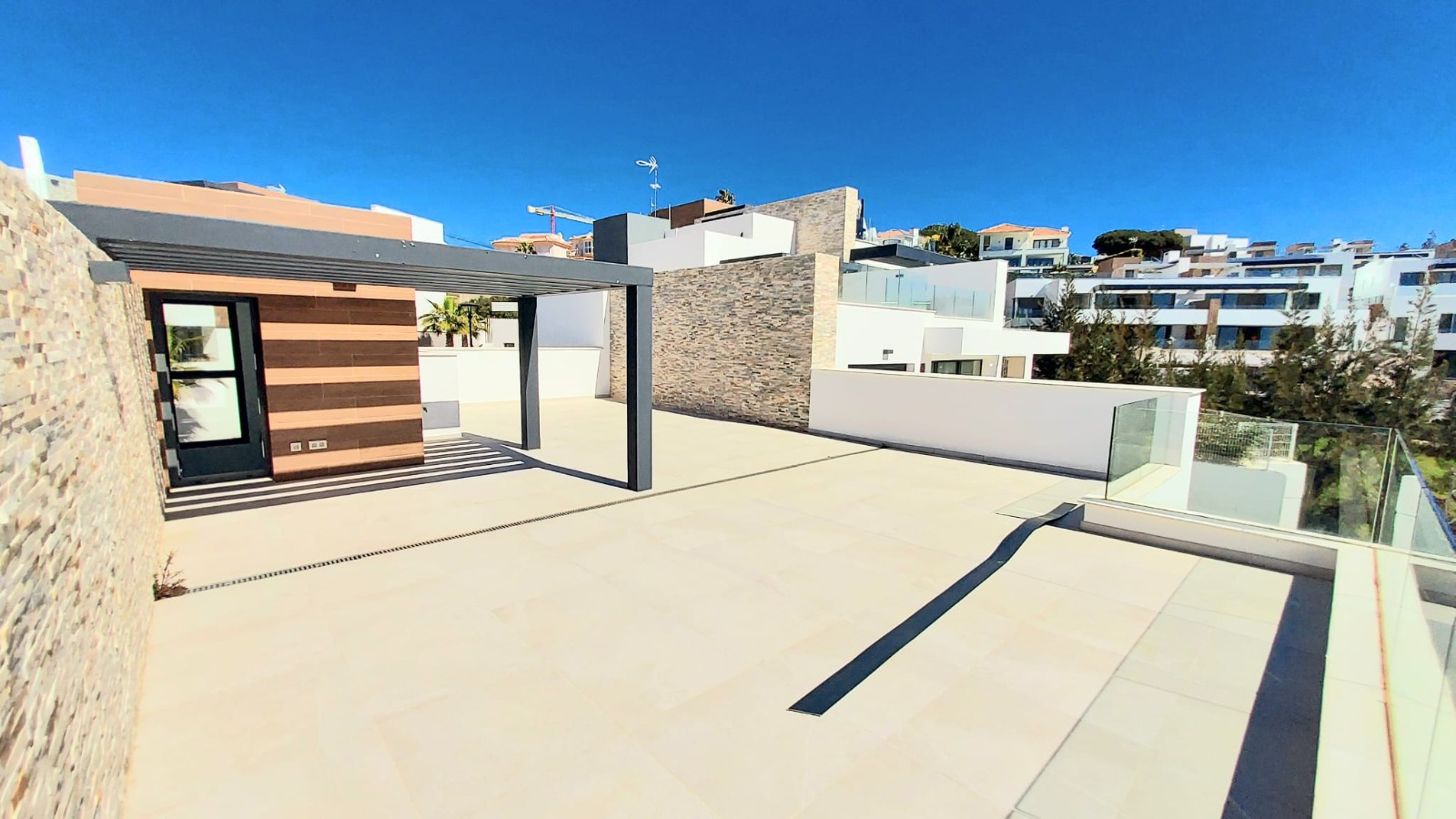 Ático dúplex a estrenar con solárium, vista al mar y al campo de golf de Cabopino