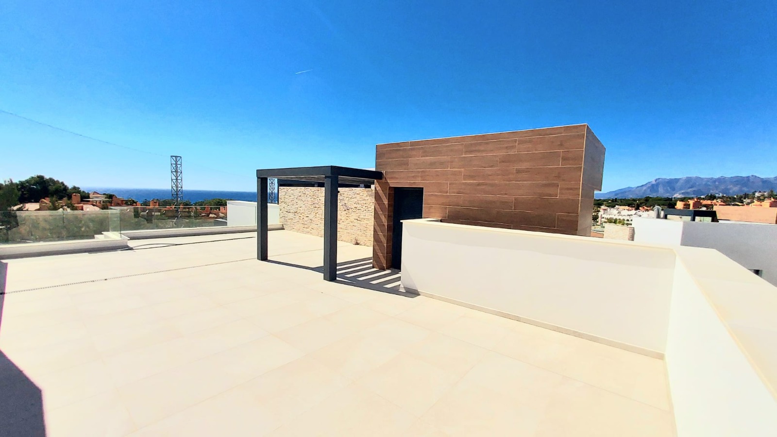 Ático dúplex a estrenar con solárium, vista al mar y al campo de golf de Cabopino