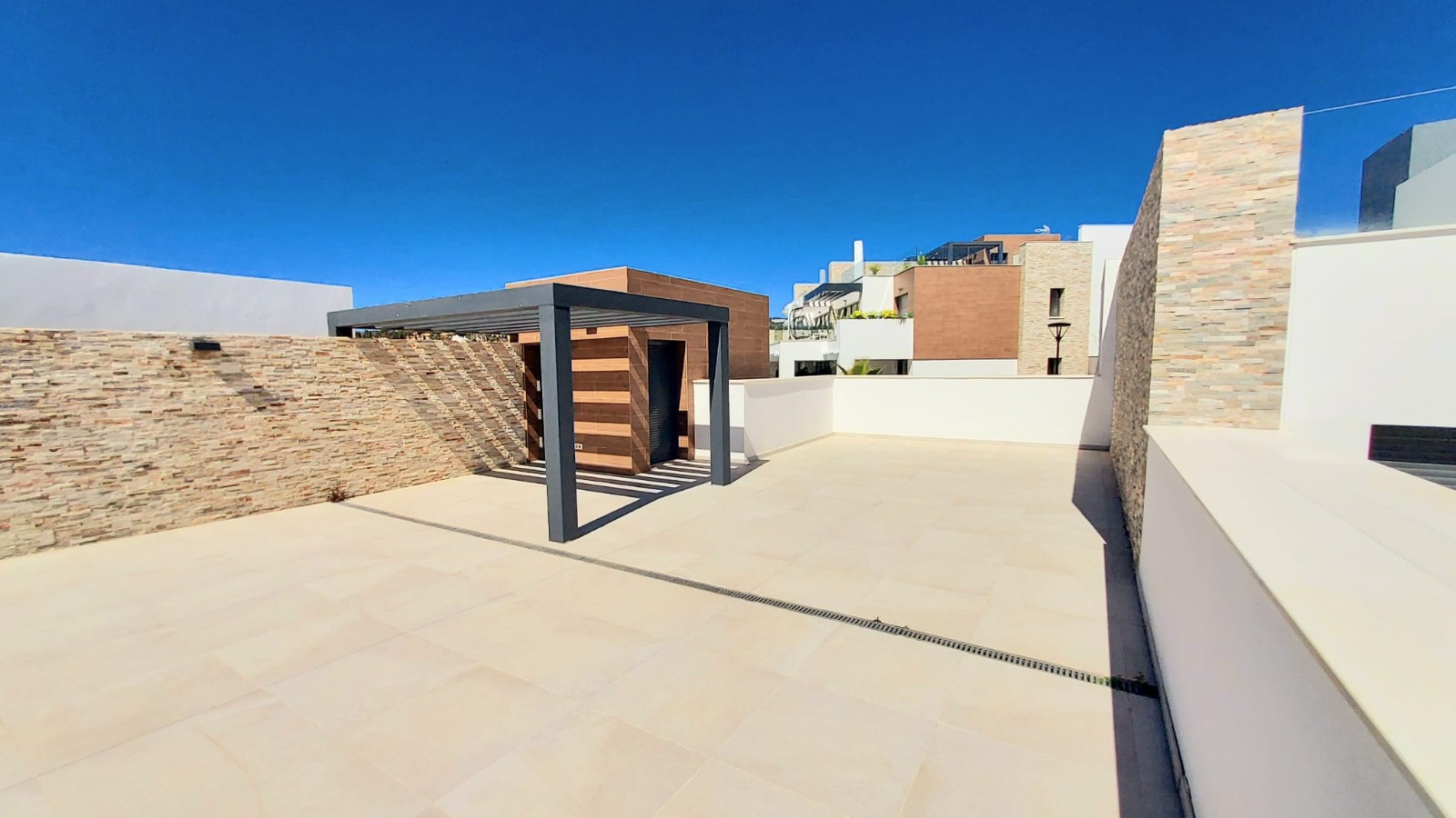 Ático dúplex a estrenar con solárium, vista al mar y al campo de golf de Cabopino