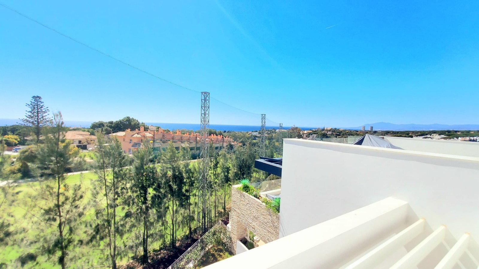 Ático dúplex a estrenar con solárium, vista al mar y al campo de golf de Cabopino