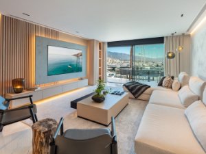 Imagínate mirar tu barco desde tu propia terraza del famoso e icónico puerto de banus