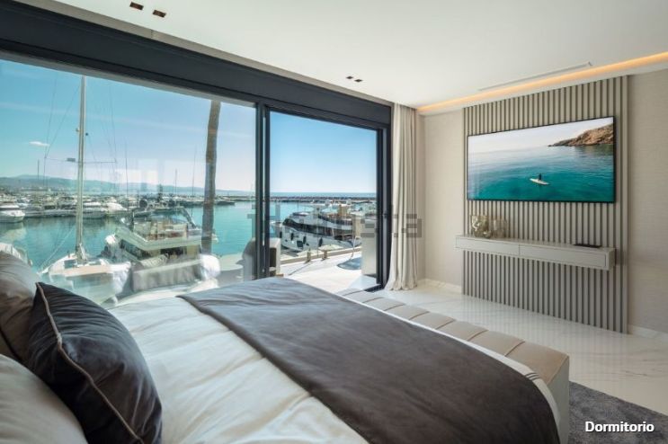 Imagínate mirar tu barco desde tu propia terraza del famoso e icónico puerto de banus