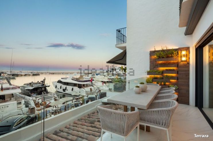 Imagínate mirar tu barco desde tu propia terraza del famoso e icónico puerto de banus