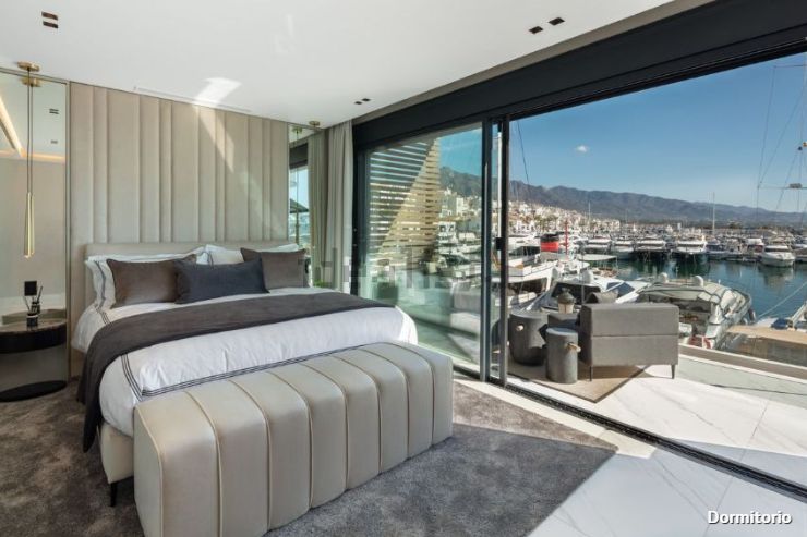 Imagínate mirar tu barco desde tu propia terraza del famoso e icónico puerto de banus