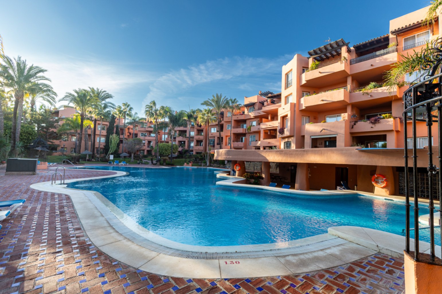 Oasis Marbella - Oportunidad de adquirir este impecable apartamento recién reformado en plena milla de oro de Marbella