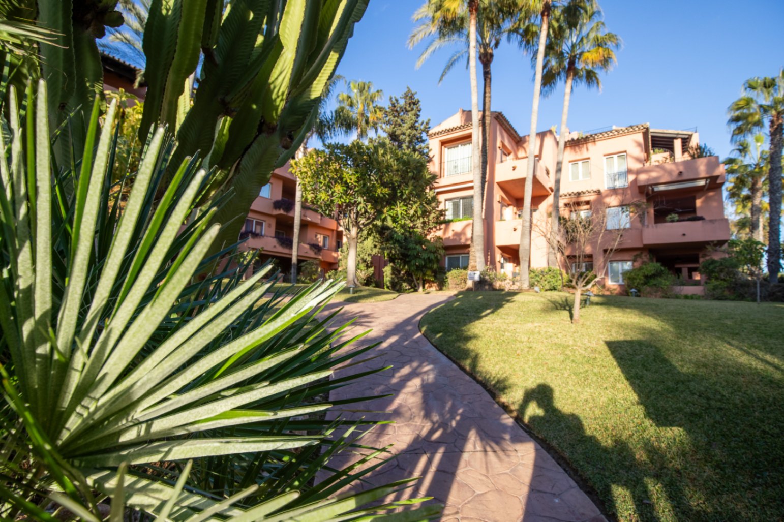 Möjlighet att förvärva denna oklanderliga nyrenoverade 3 sovrum bottenvåningen lägenhet i hjärtat av Marbella Golden Mile.