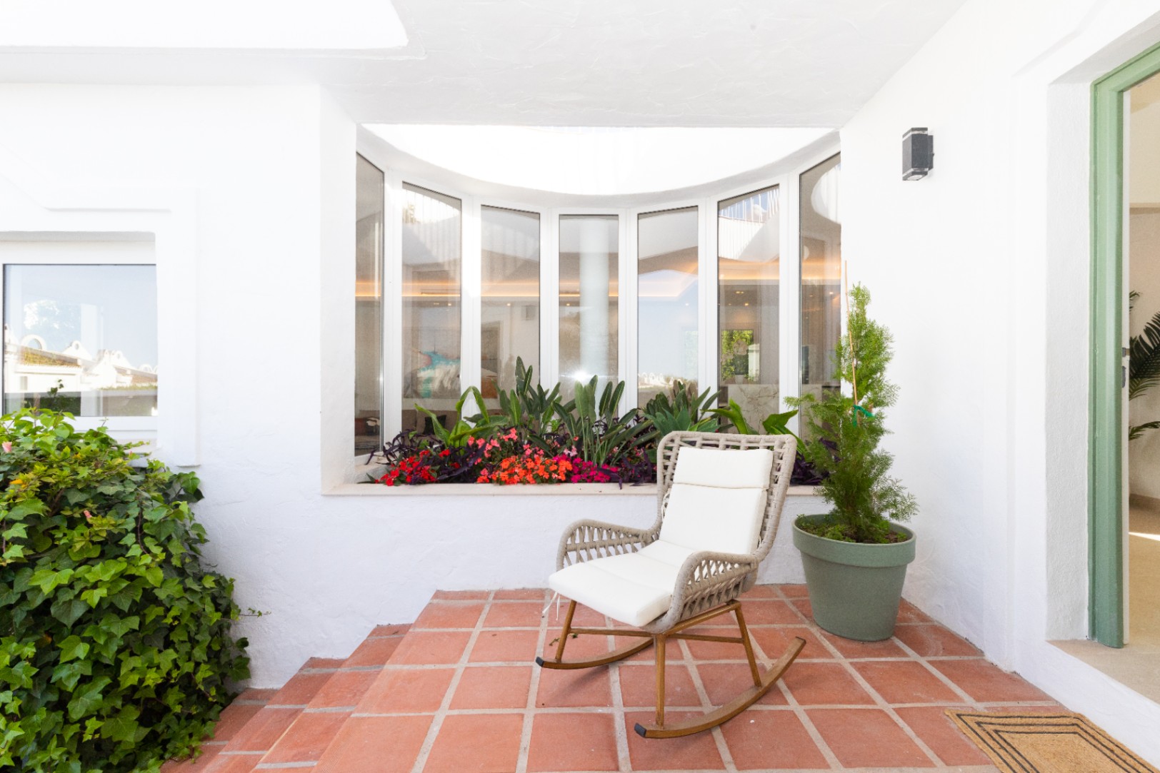 A la venta hermosa villa moderna en Cabopino, Marbella