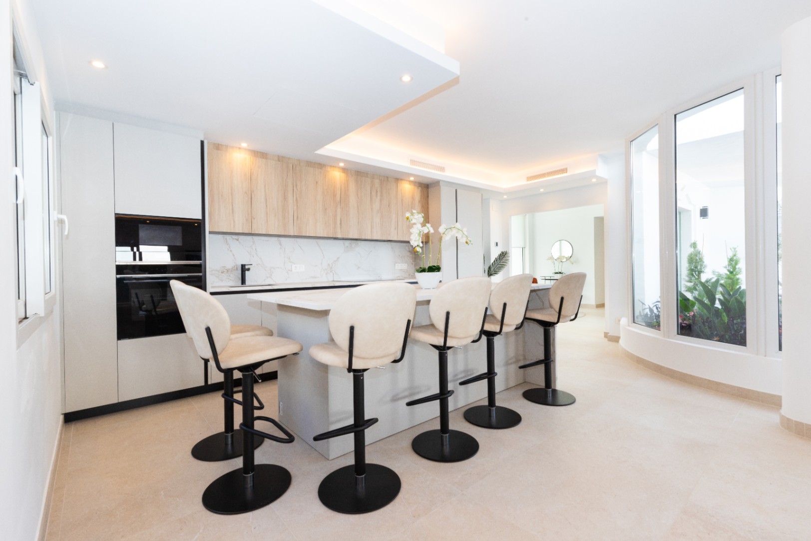 A la venta hermosa villa moderna en Cabopino, Marbella