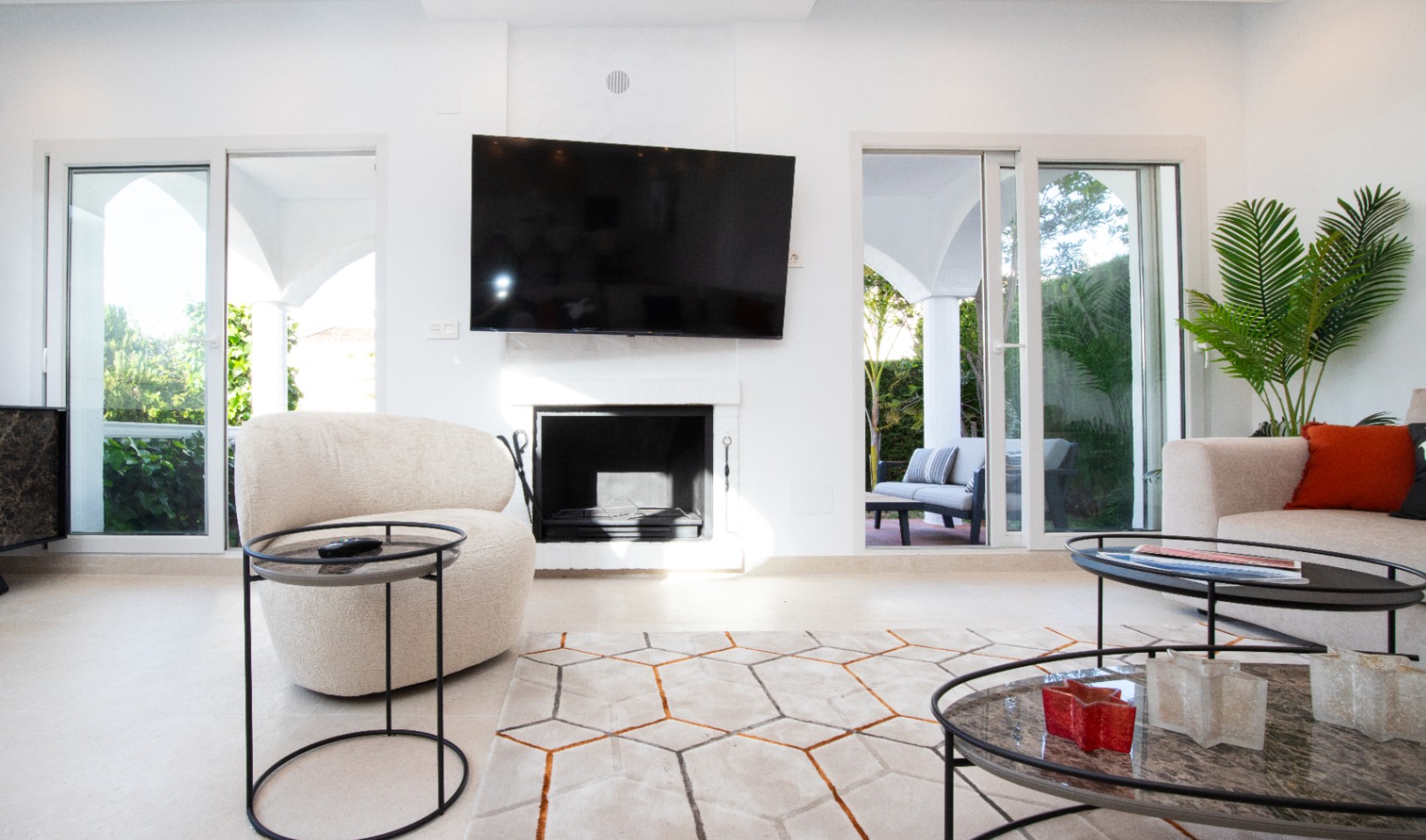 A la venta hermosa villa moderna en Cabopino, Marbella