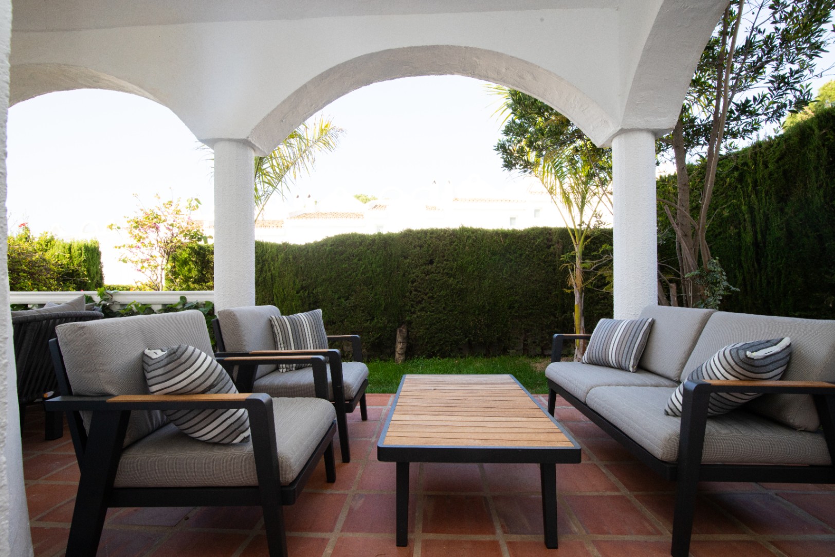 A la venta hermosa villa moderna en Cabopino, Marbella