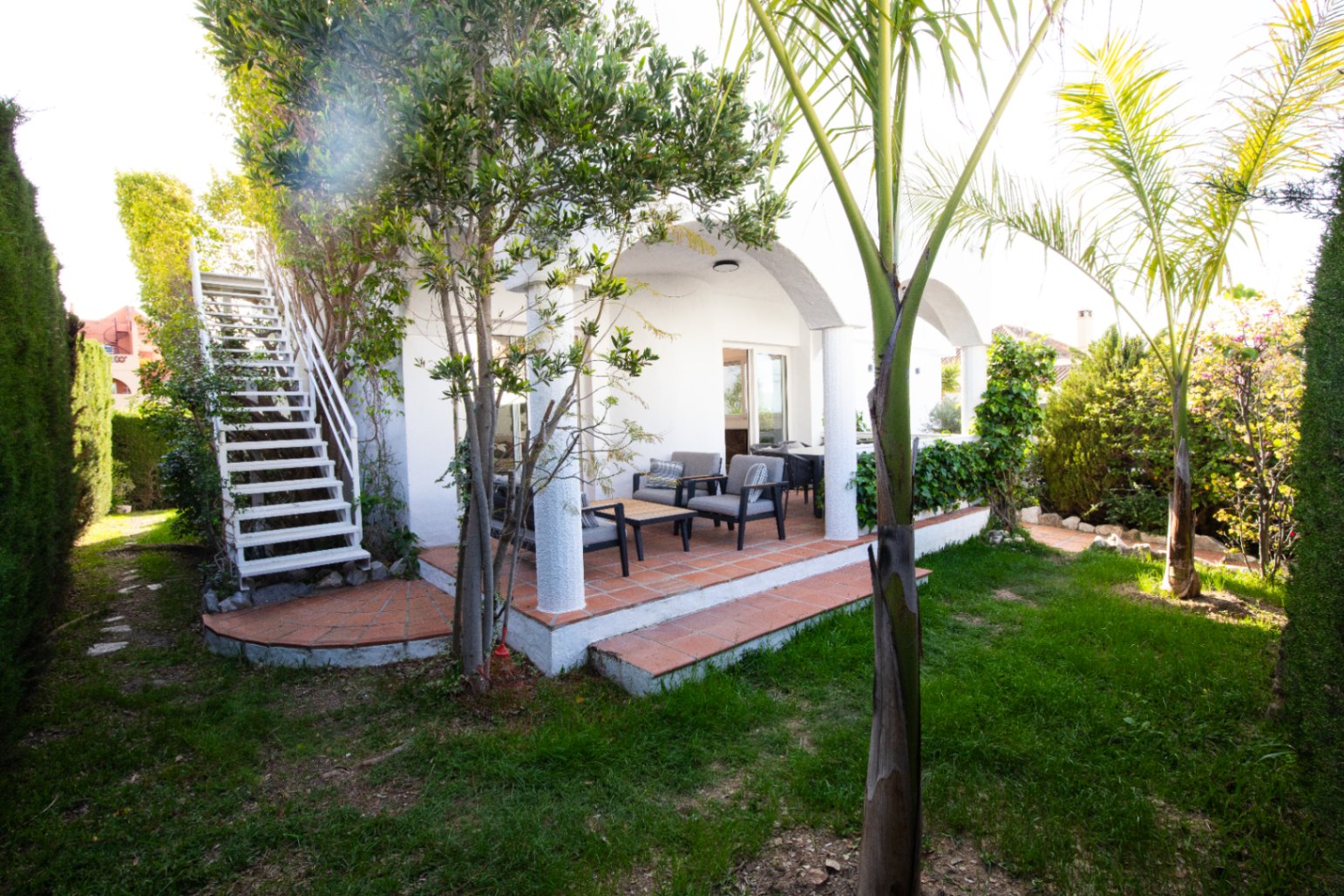 A la venta hermosa villa moderna en Cabopino, Marbella