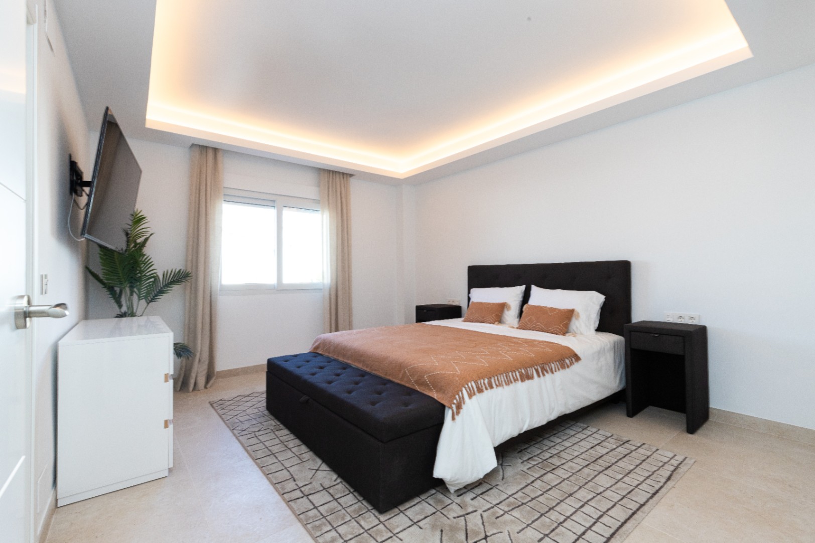 A la venta hermosa villa moderna en Cabopino, Marbella
