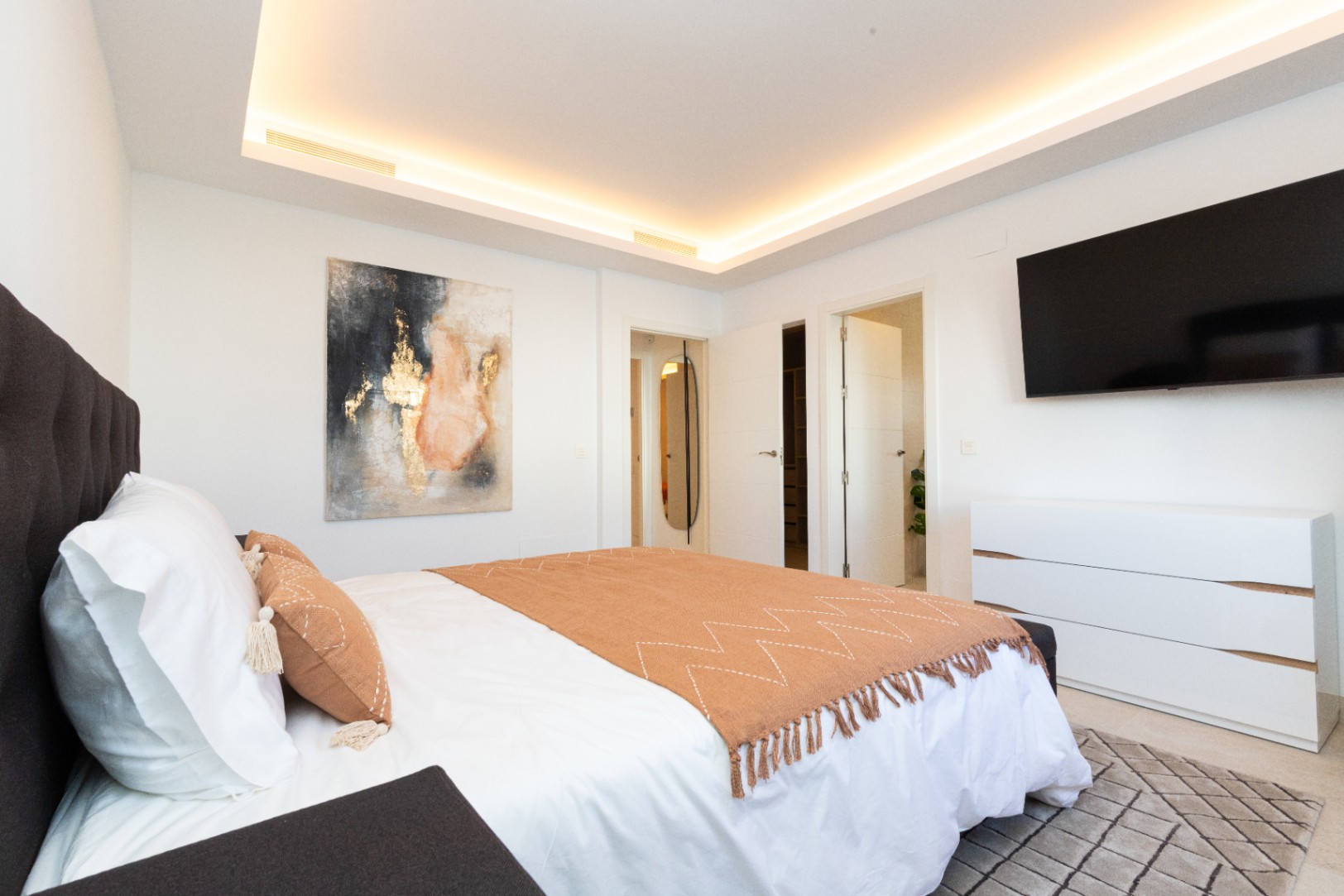 A la venta hermosa villa moderna en Cabopino, Marbella